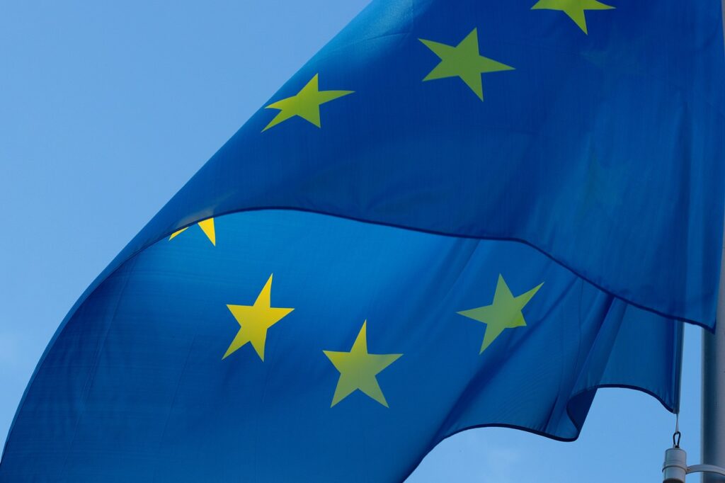 BITMi EU-Vorstoß Europa Flagge AI Act Cyber-Resilienz