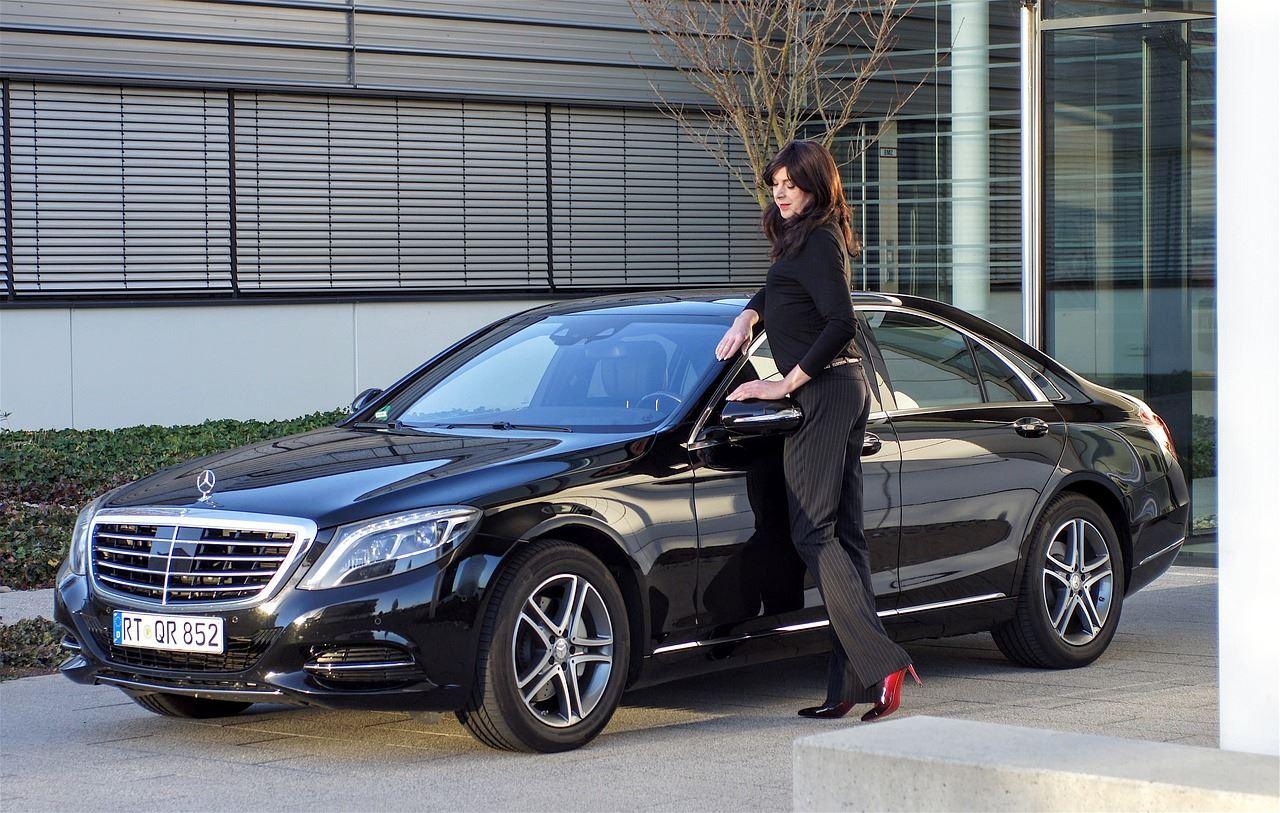Mercedes Geschäftsfrau Business Erfolg selbstsicher Cybersecurity-Studie