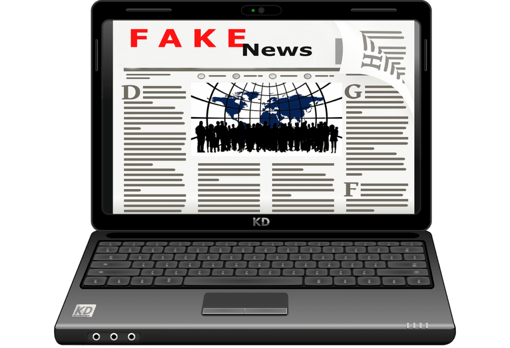 Laptop mit Fake News CEO-Fraud