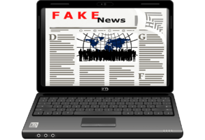 Laptop mit Fake News CEO-Fraud Deepfakes
