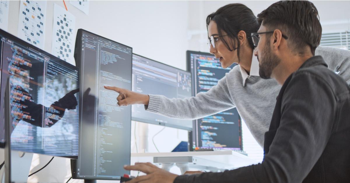 ITler schauen auf Code