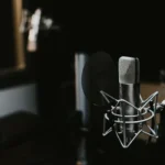 Bild zum Podcast 02 von Trust KI: ein Mikro im Raum