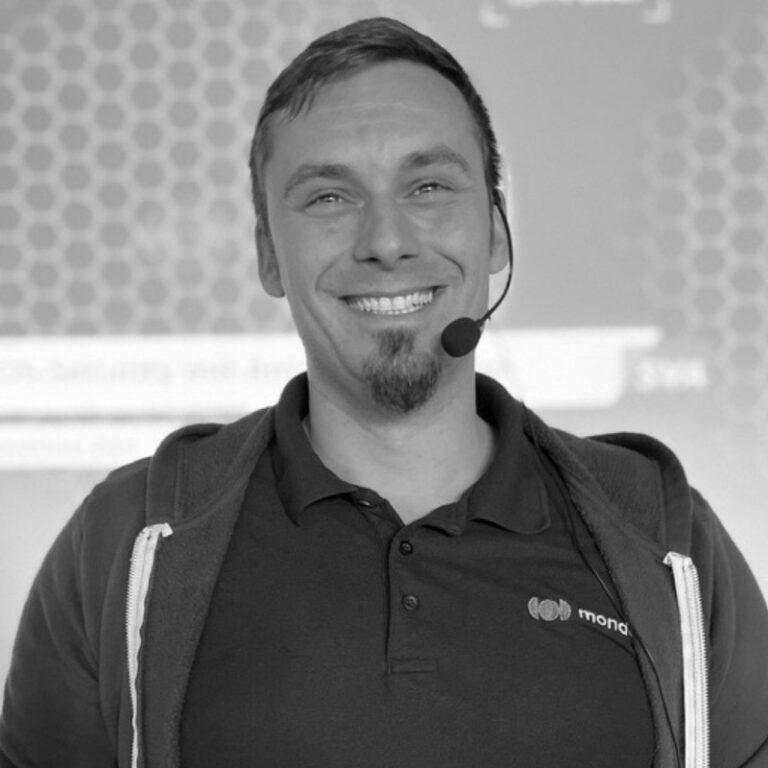 Patrick Münch, CSO und Co-Founder von Mondoo befasst sch mit Schwachstellendatenbanken
